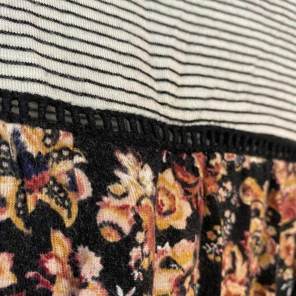 Size M Multicolor Floral Eyeshadow Tee - Picture 3 of 9
